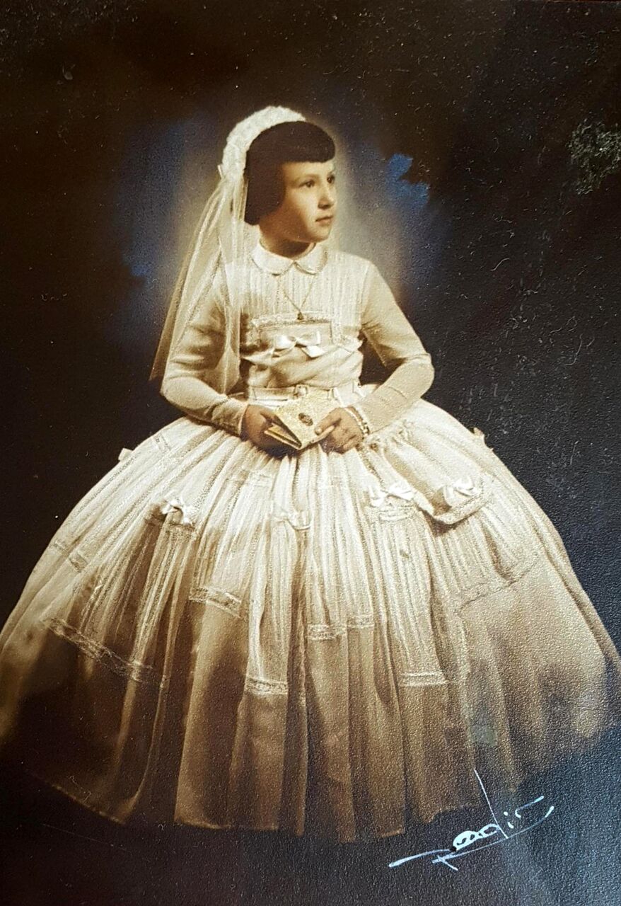 Esta soy yo, con el vestido de comunión que me hizo mamá.